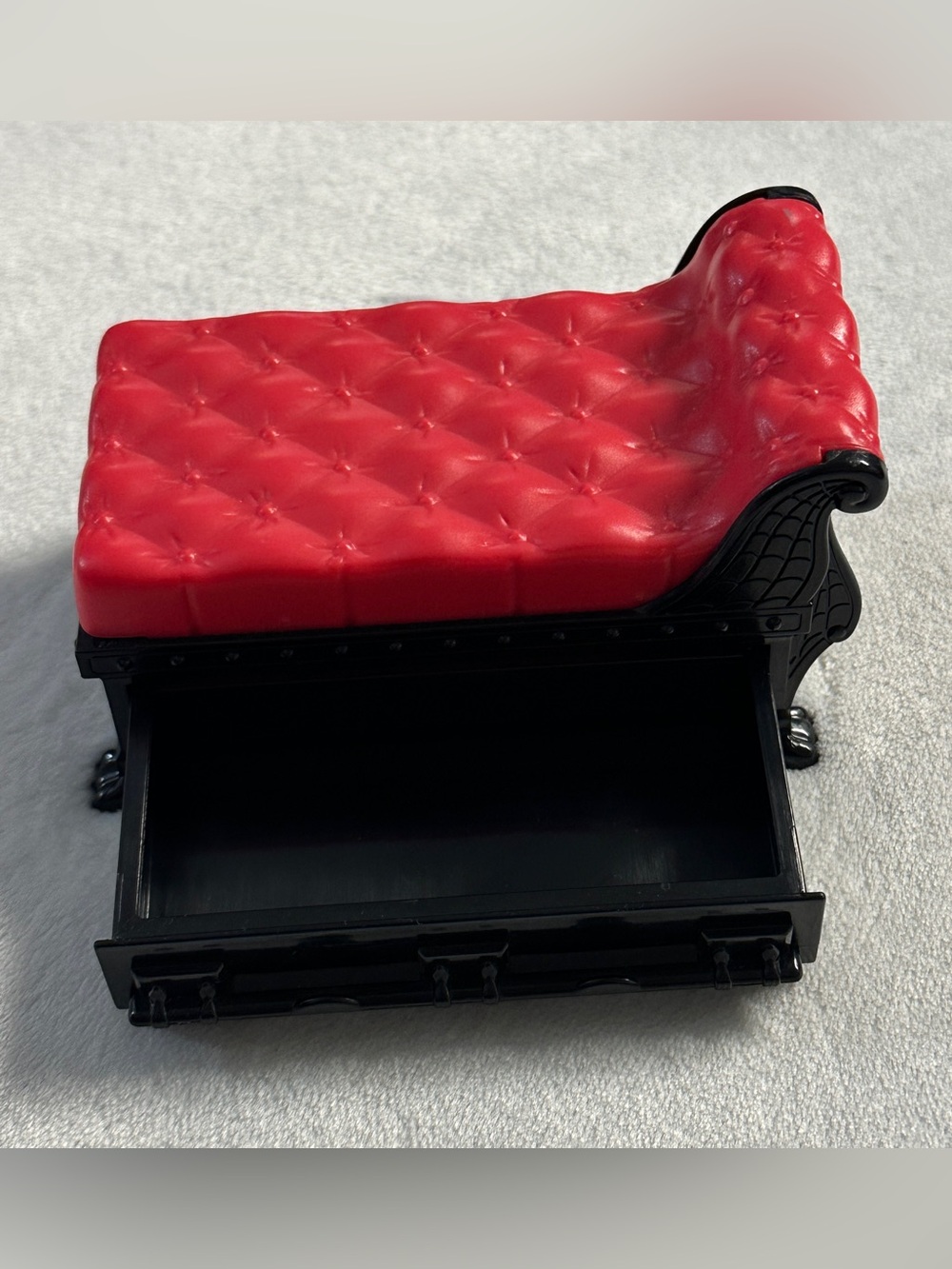 MONSTER HIGH 2013 "secret creepers crypt & crescent" chaise lounge chair